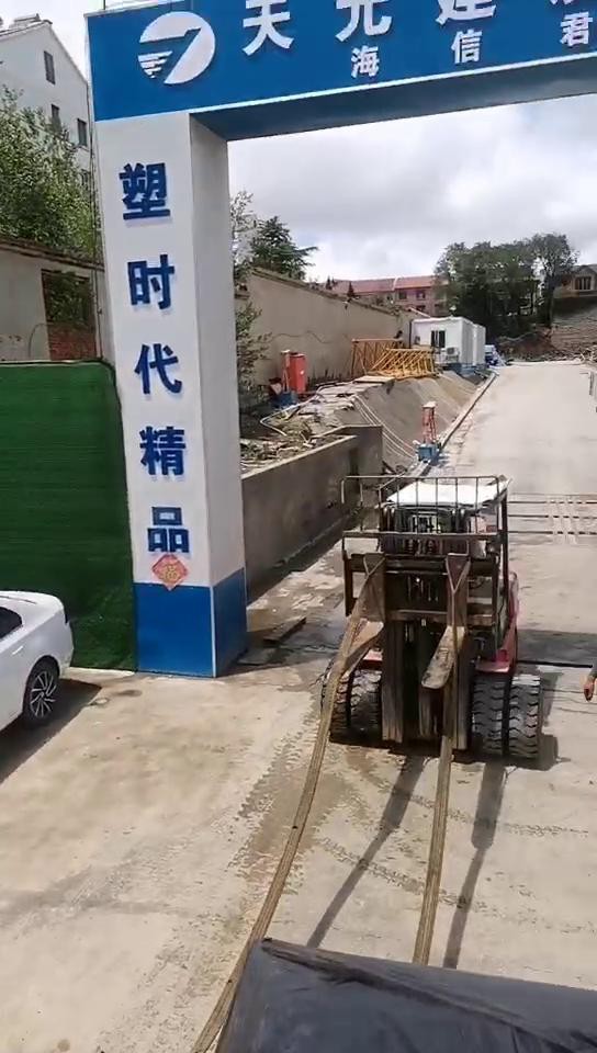 理石叉車搬運，叉車狹窄空間專業(yè)倒理石的后續(xù)操作